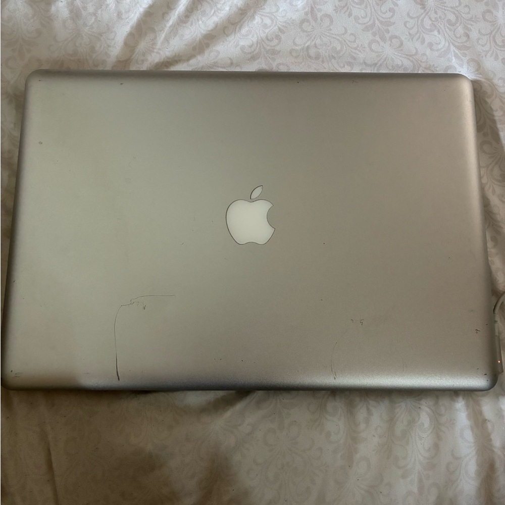 Apple MacBook Pro 15” (2011) – Intel i7, 8GB RAM, Catalina